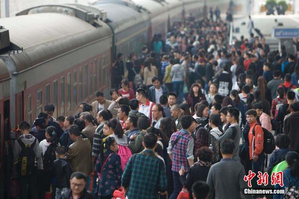 中国铁路总公司发布消息称,中国铁路迎来国庆黄金周返程客流高峰,预计