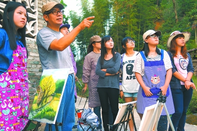 老师在为写生的学生们进行讲解。