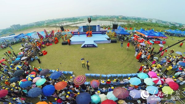 骑行爱好者出发前，主会场的游轮舞台节目纷呈，其中有顺德市民喜爱观看的醒狮点睛及采青表演。