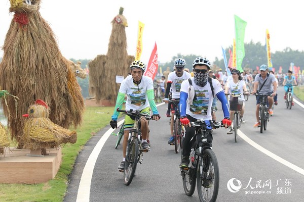 南沙岛上的60多件稻草人引起骑行者和广大市民的浓厚兴趣，争相合影，成为南沙岛一道亮丽的风景线。