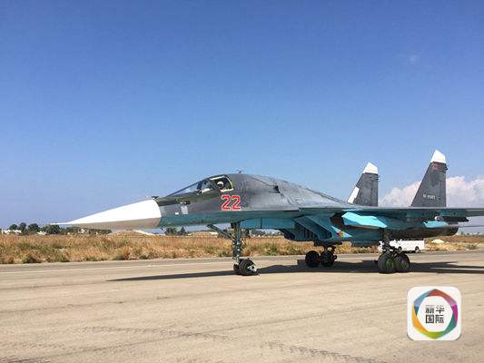 一架苏-30战机正要从叙利亚Hmeimim空军基地起飞