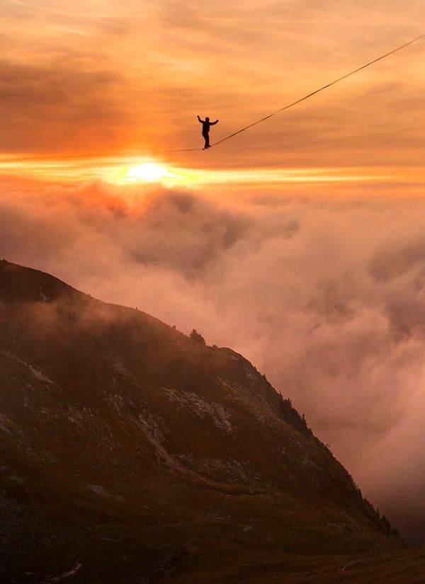 高手在瑞士挑战477米高空走钢丝 走完2000米