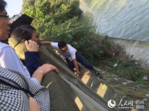 景区工作人员帮助游客找回眼镜。青都局供图