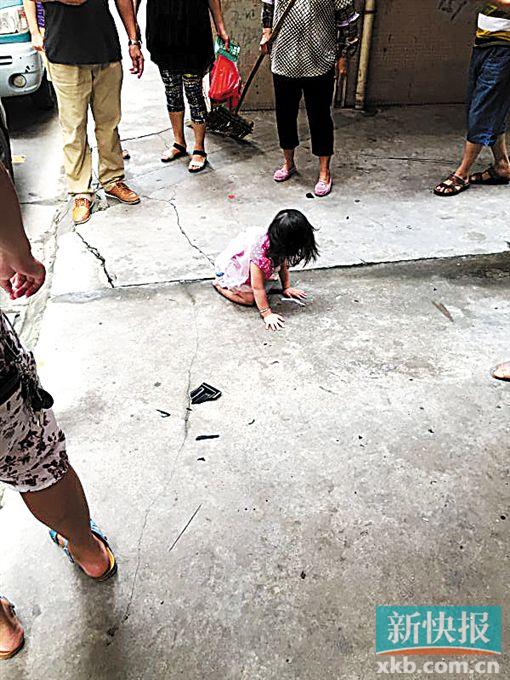■坠楼后,跪趴在地上的小女孩。报料人供图