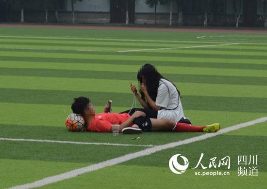 一对情侣在校园内秀恩爱，姿势不雅观。（王波 摄）