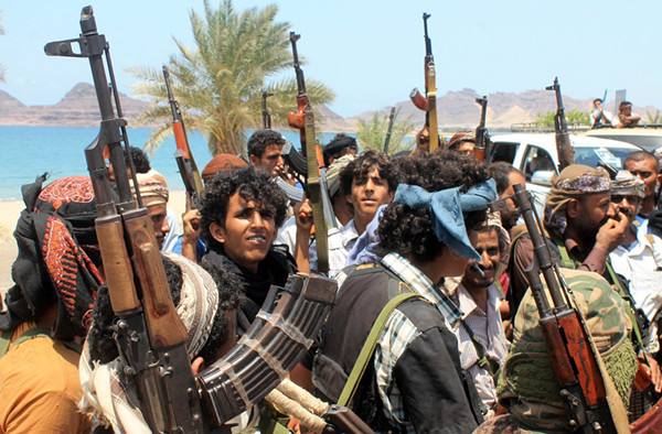 　　5月17日，武装人员聚集在也门亚丁市。（新华社/法新）
