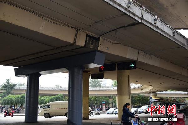 10月9日，郑州金水路与南阳路口，新竖立的桥墩横梁遮挡了前方的信号灯。过往司机被“遮眼”，直行指示灯颜色只能靠猜。 图片来源：CFP视觉中国