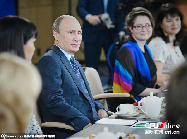 　　当地时间2015年10月8日，俄罗斯索契，俄罗斯总统普京出席“俄罗斯年度教师”竞赛，与获胜者及学生交流。图片来源：CFP