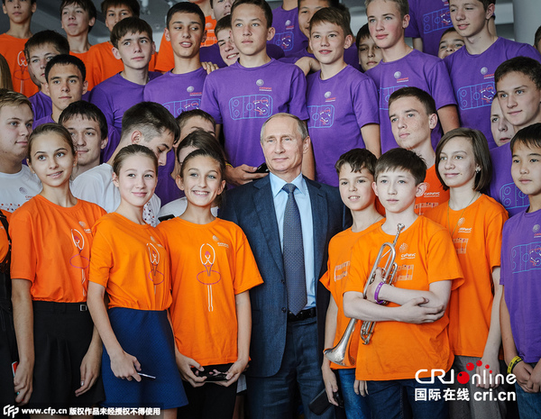 　　当地时间2015年10月8日，俄罗斯索契，俄罗斯总统普京出席“俄罗斯年度教师”竞赛，与获胜者及学生交流。图片来源：CFP