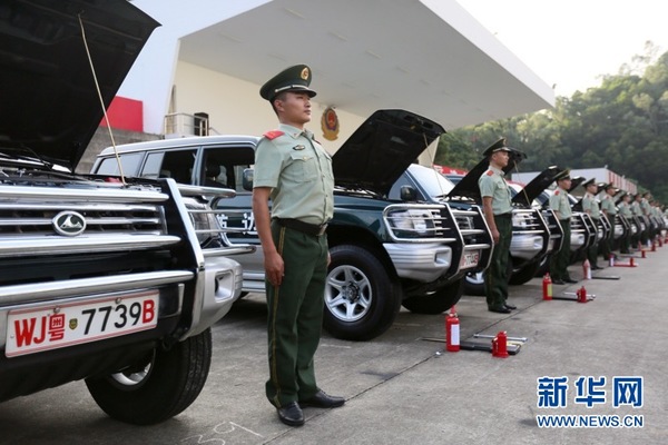 官兵昂首挺胸迎接检查。