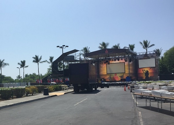 选手们赛前即将经过的空地