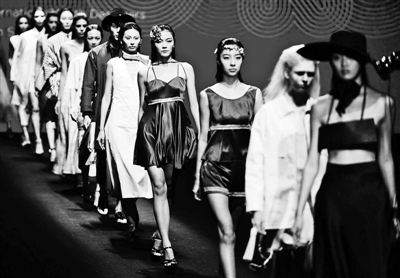 中美韩设计师同台展示时尚元素|时装|设计师