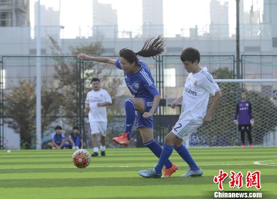 湖南媒体足球联赛开赛 男女球员同场竞技|女队