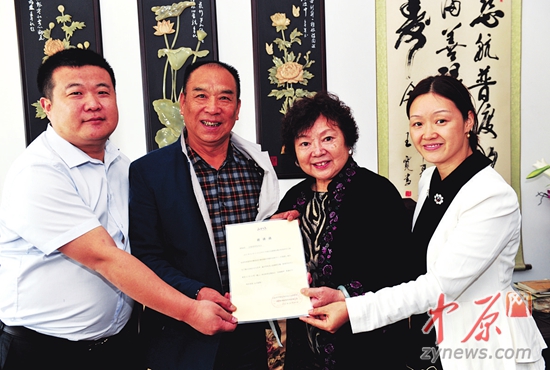 爱心企业家为王宽送来演出邀请卡