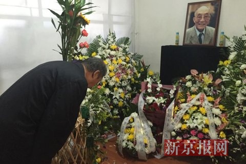 上午，杜润生家，客厅里布置了灵堂，供亲友祭拜。新京报记者尹亚飞摄