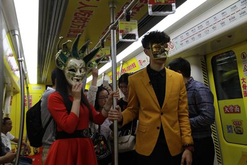 “蒙面歌王”现身郑州地铁