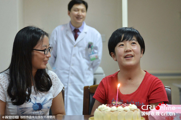 2015年10月13日，北京军区总医院附属八一脑科医院，多位医生和家属一起，为12岁的苏醒植物人女孩赵英男庆祝&ldquo;重生&rdquo;。图片来源：蓝天/CFP