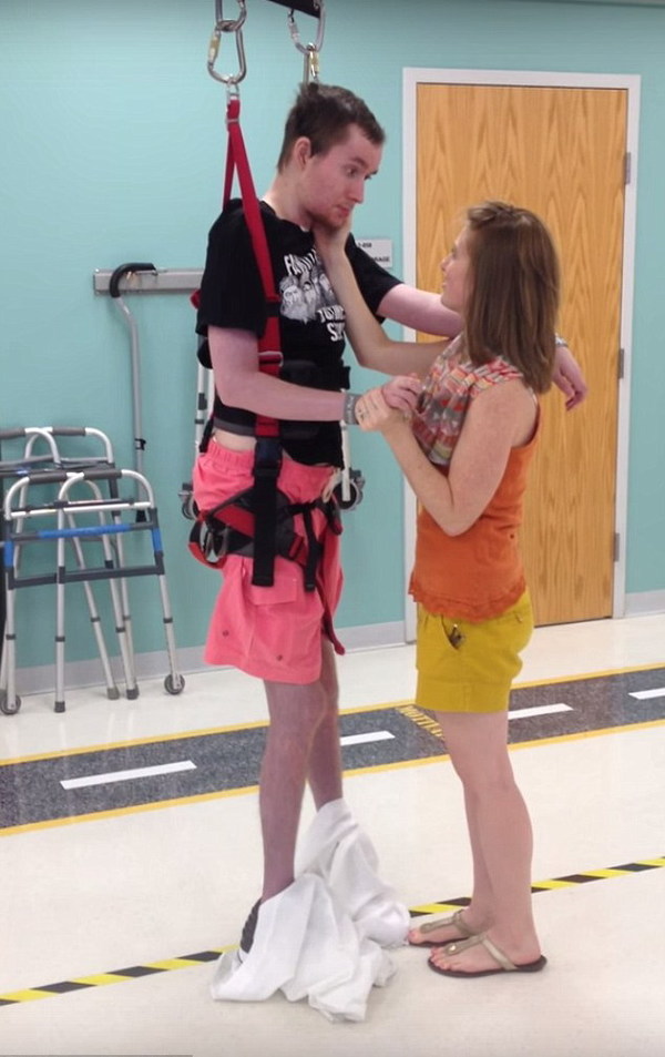 在一次常规的物理治疗过程中，乔尔·杰克逊（Joel Jackson）和妻子劳伦（Lauren）浪漫共舞。（网页截图）