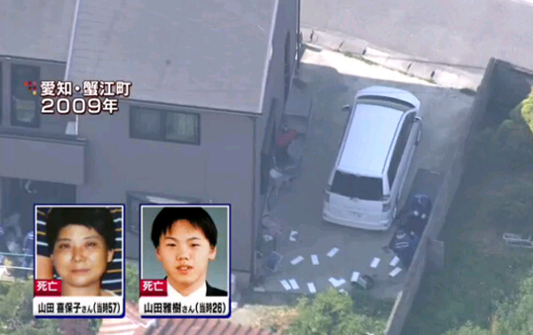 2009年案件发生时，警察在被害人家中搜查（视频截图）