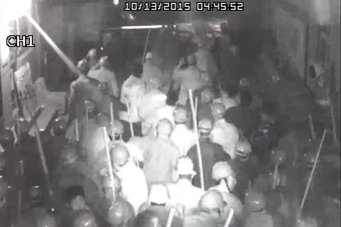 大批持械男子涌入小区。视频截图