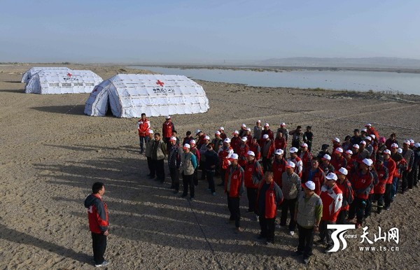 10月14日，在库尔勒市西尼尔水库西尼尔培训中心，救援队员在准备演练。