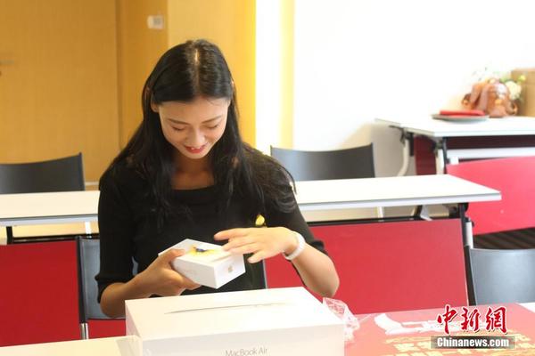 四川一高校赠大一优秀新生苹果电子产品|学生