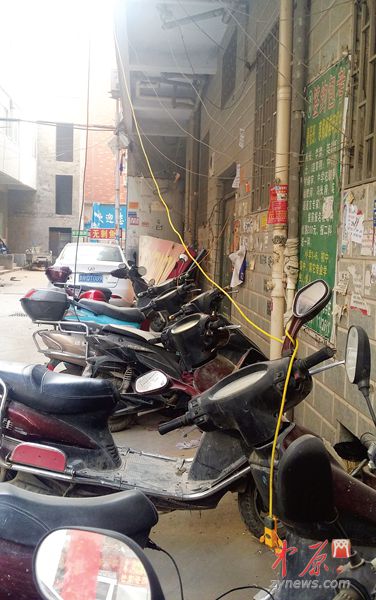 昨日，邵庄村内到处可见私拉乱扯电线充电现象