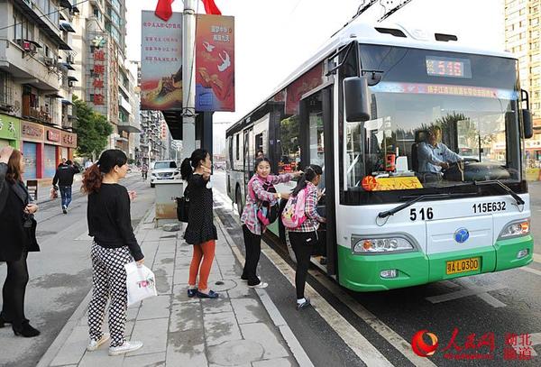 十年风雨无阻行驶十万公里 武汉爱心公交护送特殊儿童|公交|公交车_凤凰资讯