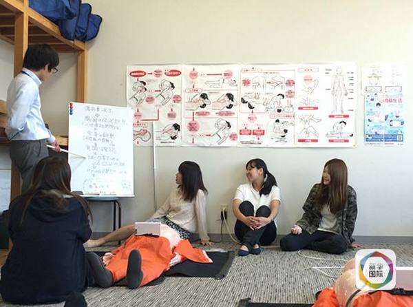 　　上图为驾校在教授急救技能。