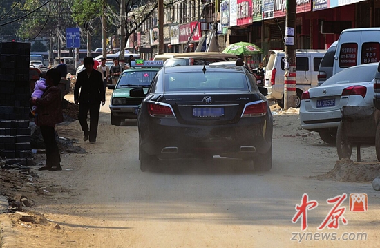 博颂路丰乐路口，车辆过后尘土飞扬
