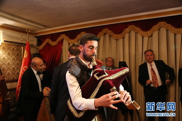 图为土耳其黑海地区传统乐器表演。 新华社记者邹乐摄