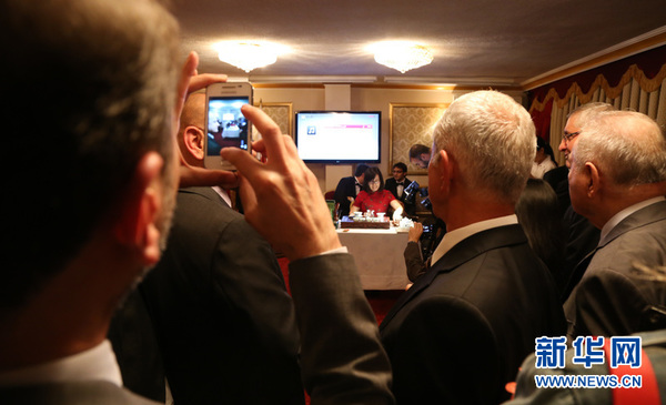 图为现场土耳其嘉宾观看拍摄中国茶艺表演。 新华社记者邹乐摄