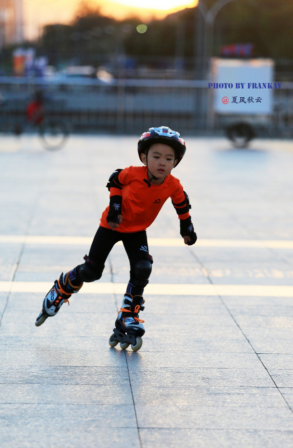 小孩子怎么学习溜冰 7371e77f-d212-4930-ab6d-a53410ca2d0e_size342_w600_h917.jpg