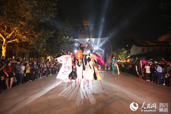 惊心动魄!成都市民与丧尸约跑成都欢乐谷|万