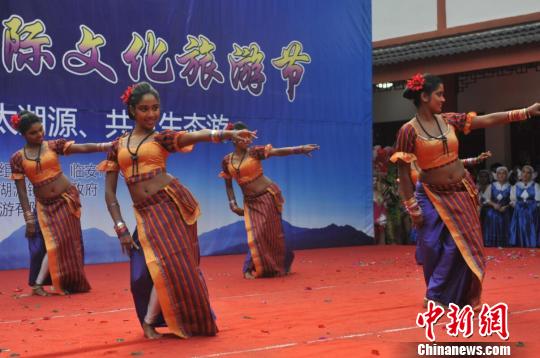 10国民俗表演团齐聚浙江临安太湖源交流表演