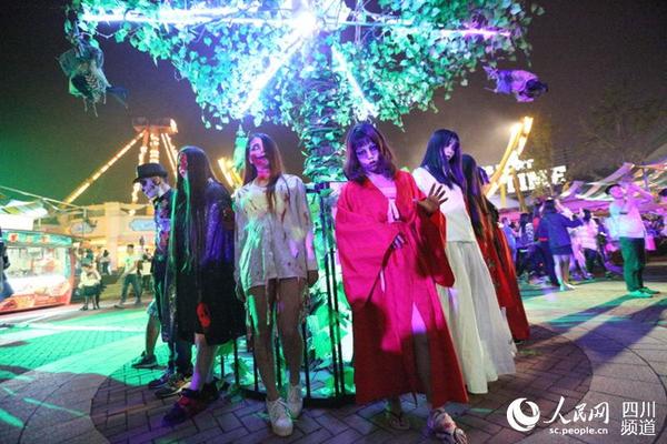 惊心动魄!成都市民与丧尸约跑成都欢乐谷|万