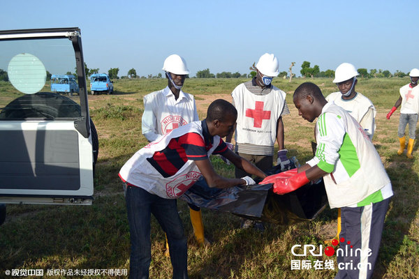　　当地时间2015年10月16日，尼日利亚东北部城市麦杜古瑞附近一座清真寺连续发生两起爆炸，至少造成34人死亡，多人受伤。图片来源：CFP