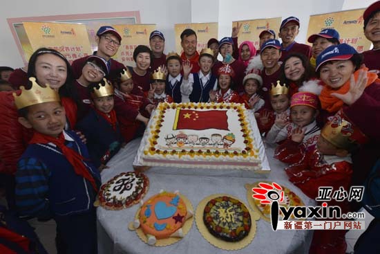 安利志愿者和学生们一起制作蛋糕