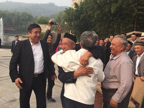 图：王蒙部长与伊宁市农村“四老”人员拥抱