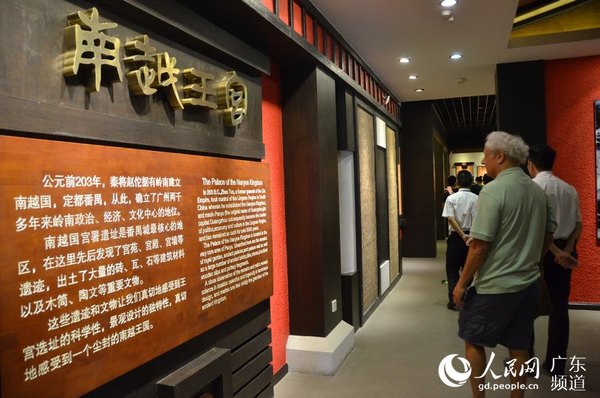 外国游客游览西汉南越国宫署遗址博物馆。林龙勇 摄