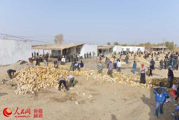 拉围墙竞赛现场。李晓啸 摄