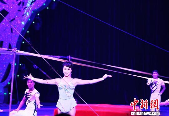 朝鲜国立杂技团的空中节目《浪桥飞人》参演剧照 冒韪 摄