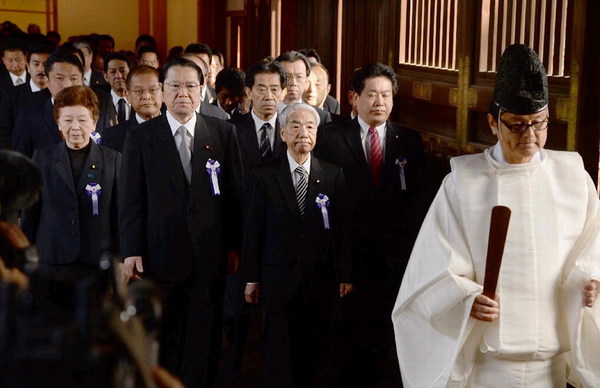20日上午，日本約70名議員參拜靖國神社（網頁截圖）