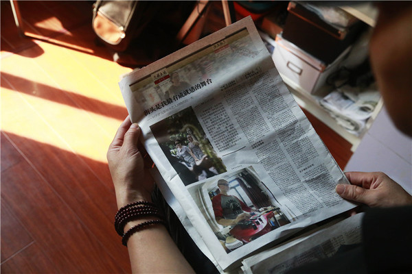 刘晓民拿着之前报道过他的报纸，显得自豪极了，他对记者说：“不能说是明星，但至少还小有名气了！”（龚莎 林映雪）