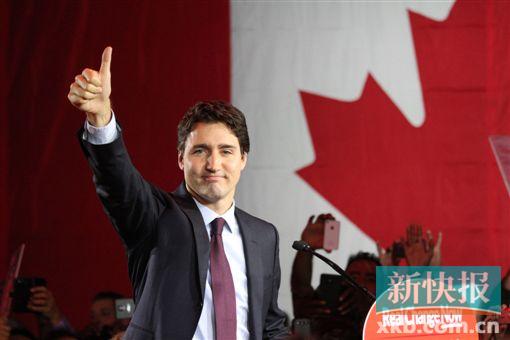■19日,在加拿大蒙特利尔,自由党领袖特鲁多向支持者竖起大拇指示意。新华社发