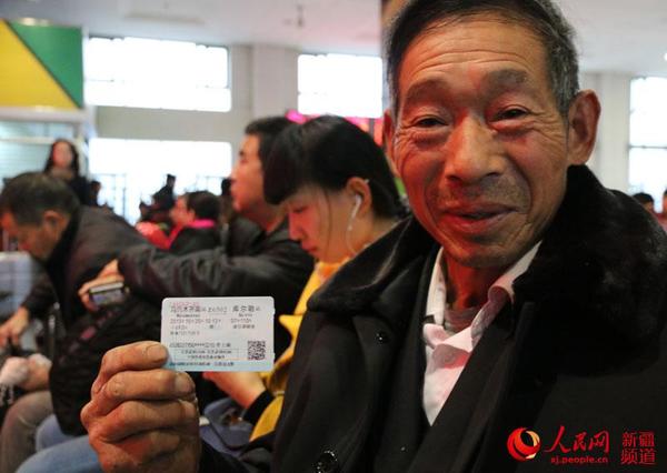曹士顺老人乐呵呵地展示车票。罗继娜 摄