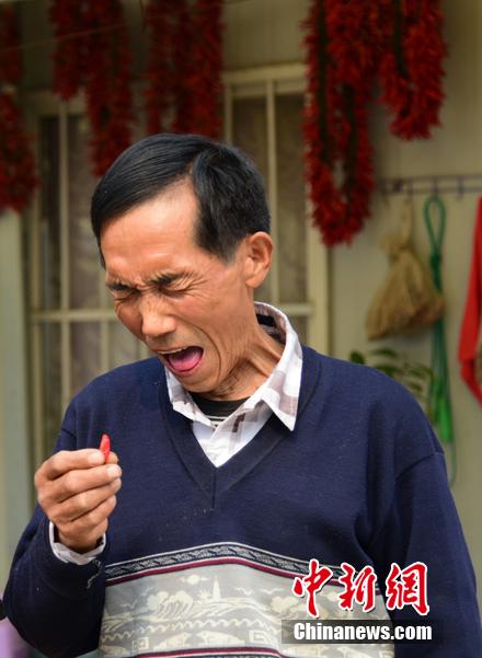郑州每天 吃5斤辣椒男子 向世界各地辣椒奇人发