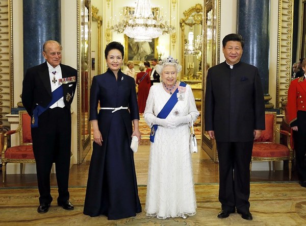 2015年10月20日中国国家主席习近平和夫人彭丽媛出席英国女王伊丽莎白二世在白金汉宫举行的盛大欢迎晚宴。