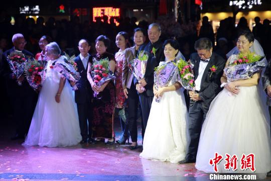 老年婚纱活动_老年活动中心(2)