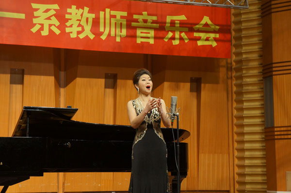 舞台上的程晓凤